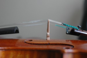 Vertikale Ausrichtung des Steges auf einer Geige